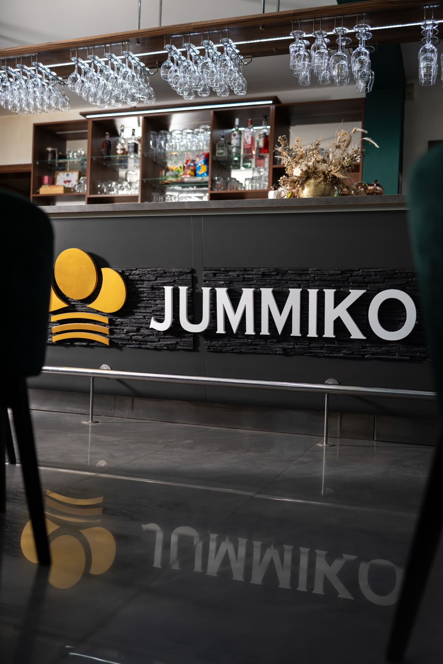 Bar a logo reštaurácie JUMMIKO